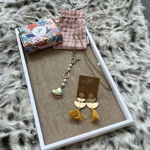 Plunder gold earrings and necklace Necklace with a gemstone earrings with tassel